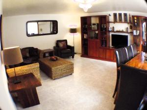 Las Lagunas MijasCasa Ladera的客厅配有沙发和桌子