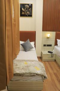 阿姆利则Amritsar view new hotel near golden temple的酒店客房设有两张床和窗户。