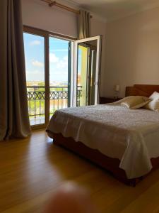 SobredaLolik Villa的一间卧室设有一张床,享有阳台的景色