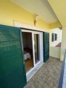 SobredaLolik Villa的一间设有绿色车库门的房间和一间卧室