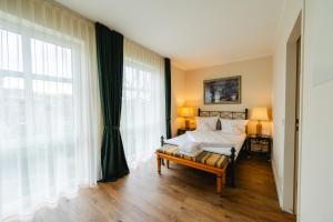 尼尔斯泰因贝斯特韦斯特温努德公园酒店的一间卧室设有一张床和一个大窗户