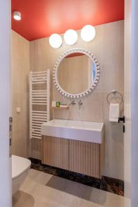 雅典Agora Suites的带浴缸、水槽和镜子的浴室