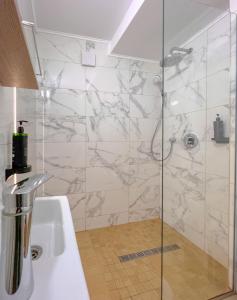 百乐·奥拉内斯蒂Aurora Rooms - 290m from Aqua Park的带淋浴和盥洗盆的浴室