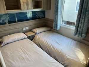 浦耳Rockley Park Private Holiday Homes的小型客房 - 带2张床和窗户