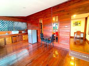 黎逸府Isaan Perazim Park的客房内的厨房配有桌子和冰箱