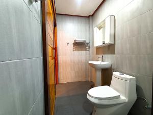 黎逸府Isaan Perazim Park的浴室配有白色卫生间和盥洗盆。