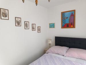 耶什赫维采Pension U Stašáků的卧室配有一张床,墙上挂有图片
