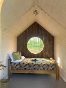 约克Sugi wooden pod的一个小房间的一个床位,设有窗户