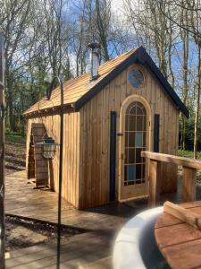 约克Sugi wooden pod的一座小木结构建筑,有鸟屋