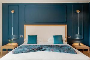 莱万托阿金图公园酒店的蓝色卧室设有一张带蓝色墙壁的大床