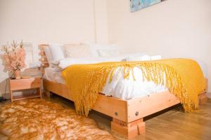 RuiruAdeti Homestay的一间卧室配有一张黄色毯子床