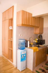 RuiruAdeti Homestay的厨房配有冰箱顶部的水箱