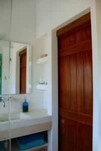 圣特奥托纽Beautiful country home immersed in nature的一间带水槽和木门的浴室