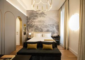 罗马伊丽莎白独特酒店|设计酒店™成员的一间卧室配有一张床和一个吊灯