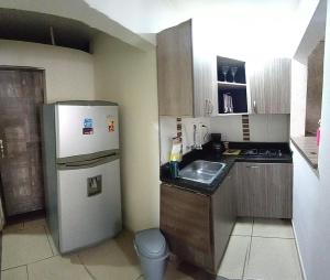 麦德林descanso的一间带冰箱和水槽的小厨房