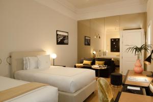 罗马伊丽莎白独特酒店|设计酒店™成员的酒店客房设有床和客厅。
