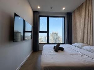 胡志明市luxurious apartment close to city center的卧室配有泰迪熊,坐在床上