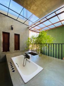 KaragampitiyaCoza Ceylon的阳台设有带水槽的浴室
