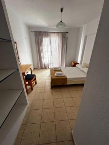 斯基亚索斯镇安吉拉旅馆的一间小卧室,配有床和窗户