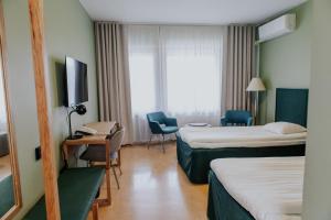萨洛费加拉酒店的一间酒店客房,设有两张床和电视
