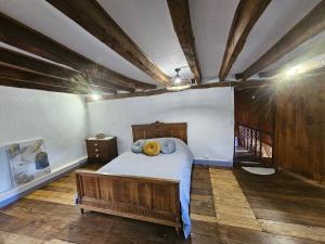 圣埃蒂安德菲尔萨克La villa aux volets bleus的一间卧室,床上有泰迪熊