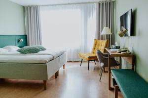 萨洛费加拉酒店的配有一张床和一张书桌的酒店客房