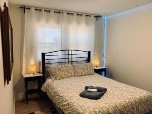 哈利法克斯Serene Cottage的一间卧室配有一张带两盏灯的床。