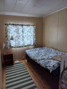 托尔尼奥Riverside Restplace的一间卧室设有床、窗户和地毯。