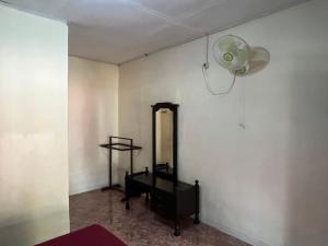 布纳肯EL Homestay Bunaken的客房设有镜子和吊扇。