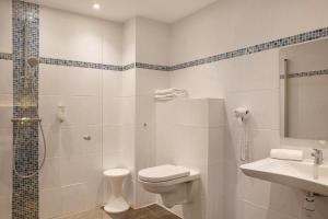 南特The Originals City, Hôtel Novella, Nantes Centre Gare的浴室配有卫生间、淋浴和盥洗盆。