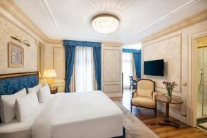 达沃斯Hotel Flüela Davos - The Unbound Collection by Hyatt的卧室配有一张白色大床和电视。