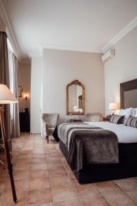 布吕门Kasteel Engelenburg的酒店客房,配有床和镜子