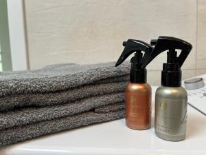 罗斯托克Exklusives Business & Living Apartment的毛巾旁的两瓶肥皂