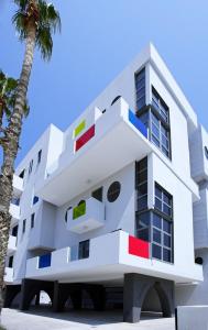 拉纳卡亚历克斯公寓的棕榈树的白色建筑的图象