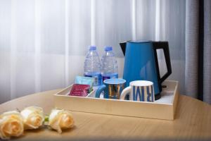 广州宜尚酒店(广州北京路步行街天字码头店)的桌子上装有瓶装水和杯子的盒子