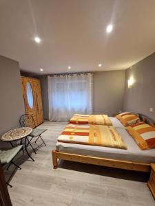 巴哈拉赫巴哈拉赫度假公寓的一间卧室配有一张大床和一张桌子