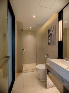 广州宜尚酒店(广州北京路步行街天字码头店)的浴室配有卫生间、盥洗盆和淋浴。
