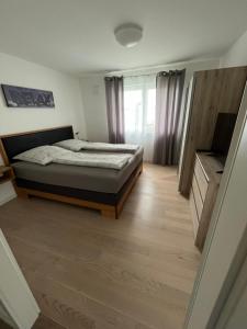 博登湖畔克雷斯波洛Ferienwohnung am Yachthafen的卧室中间设有一张床