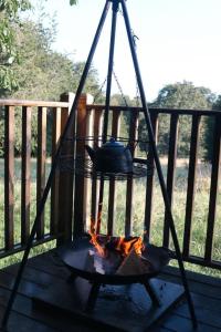 约克Eisa Yurt的火烤架,上面有锅