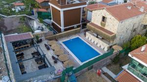 伊兹密尔STONE HOUSE BUTİK OTEL的享有带游泳池的房屋的空中景致