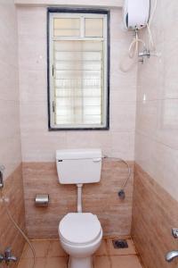 浦那Hotel Pristine,Pune的一间带卫生间、窗户和淋浴的浴室
