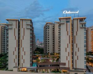 金边Oakwood Premier Phnom Penh的城市两栋高公寓楼的景色