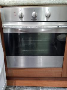 MoortownJasmine Haus的厨房里的一个不锈钢烤箱