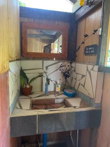 沙璜Cafe Sabang Guest House的一间带水槽和镜子的浴室