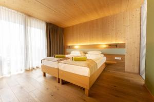 萨尔茨堡海夫特豪夫酒店的一间卧室,配有两张床