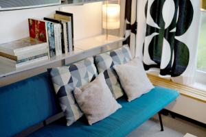 阿尔皮尔斯巴赫Haus Erika的蓝色沙发、枕头和带书籍的书架