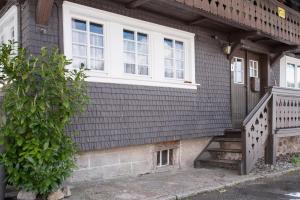 托特莫斯Schwarzwaldcasa的白色窗户和楼梯的房子