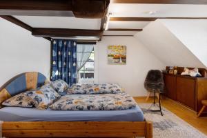 托特莫斯Schwarzwaldcasa的一间卧室配有一张带蓝色棉被的床