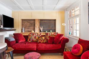 托特莫斯Schwarzwaldcasa的客厅配有红色沙发和红色椅子