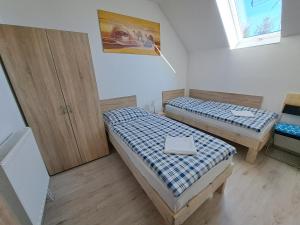 皮耶什佳尼Apartmány Amália的客房设有两张床和窗户。
